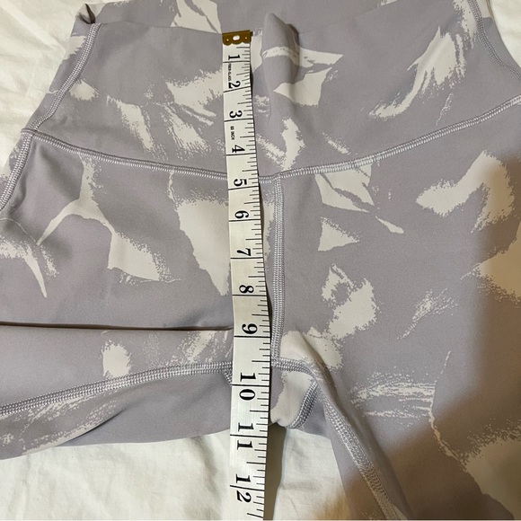 Lululemon crop size 6, camo gray and white - Picture 5 of 10